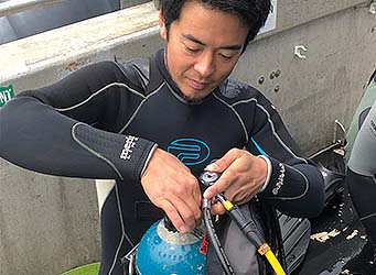 PDTA Student preparing to dive